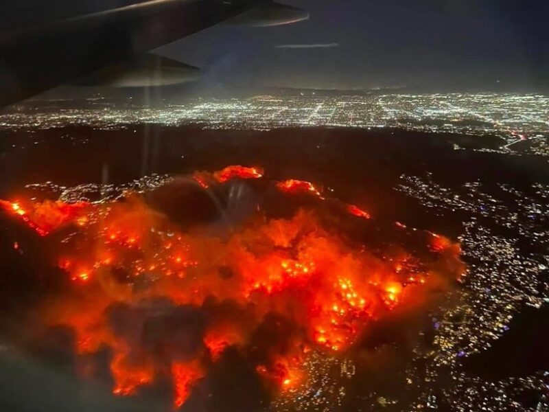 Fotografía desde un avión de los incendios en Los Ángeles California