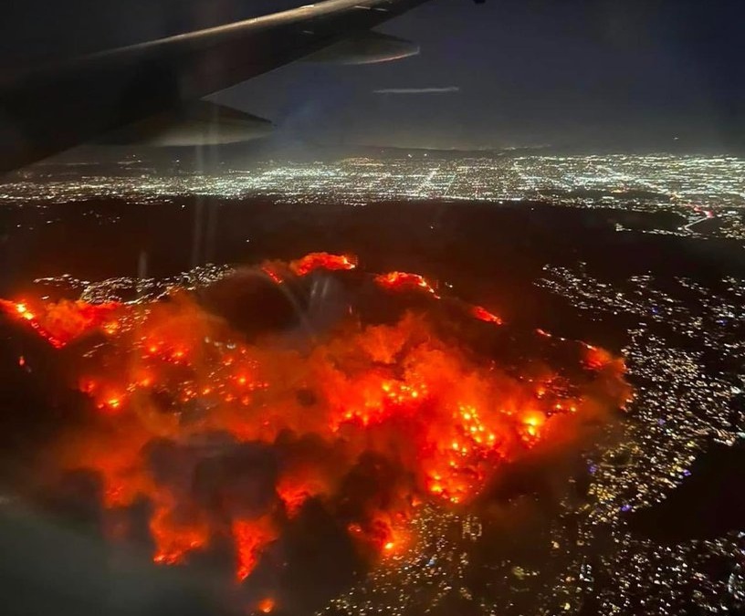 Fotografía desde un avión de los incendios en Los Ángeles California