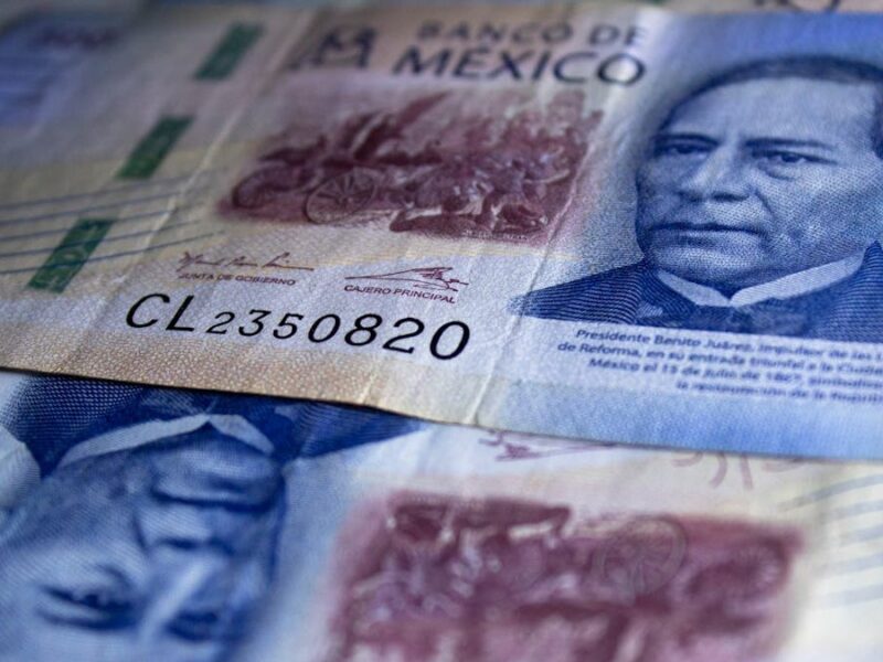 El peso se deprecia ante tenciones de EU y Colombia