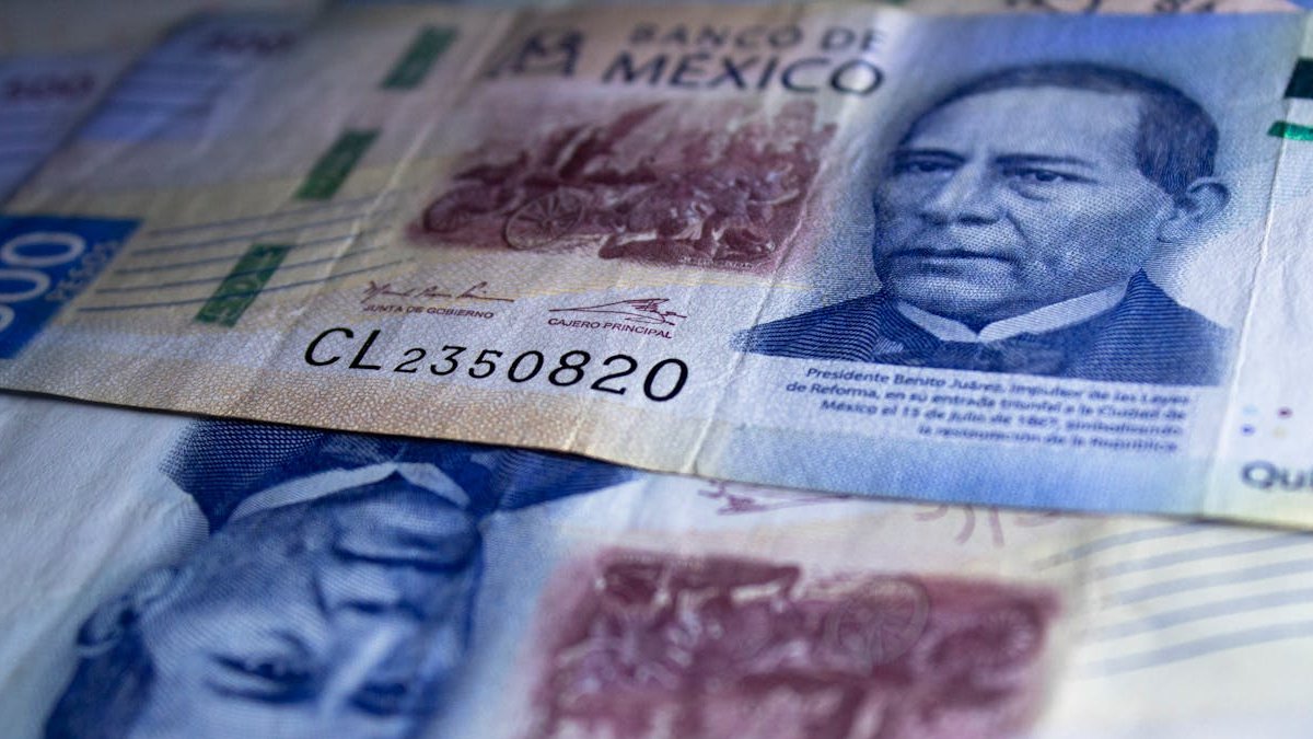 El peso se deprecia ante tenciones de EU y Colombia